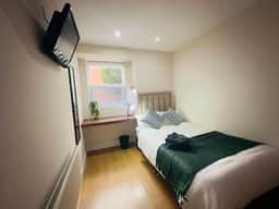 Spacious 6-Bedroom Terraced House | Sleeps 8 | Near City Centre - Image 2