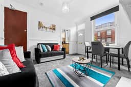 Spacious Leeds Home | Sleeps 6 | Free Parking - Image 2