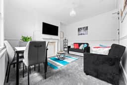 Spacious Leeds Home | Sleeps 6 | Free Parking - Image 4