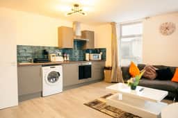 Stylish 3-Bed Flat Near Cardiff City Centre & Uni - Image 2