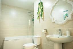Stylish 3-Bed Flat Near Cardiff City Centre & Uni - Image 4