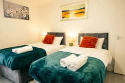 Stylish 3-Bed Flat Near Cardiff City Centre & Uni - Image 5