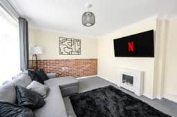 The Ipswich Snug Spacious 3BR Retreat FREE Parking - Image 3