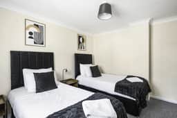 The Ipswich Snug Spacious 3BR Retreat FREE Parking - Image 5