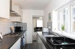 The Maple Haven – Spacious 3BR w/FREE Parking - Image 5