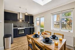 Wembley Garden Retreat |4BR|Sleeps 7|Near Station - Image 4