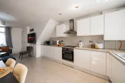 Premium 3 Bed Cardiff City Sleeps 9 with Free Parking - Image 5