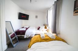 Premium 3 Bed Cardiff City Sleeps 9 with Free Parking - Image 3