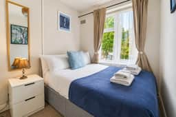 Spacious 3BR Flat Sleeps 7 in Greenford - Image 2