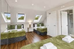 Spacious 3BR Flat Sleeps 7 in Greenford - Image 5