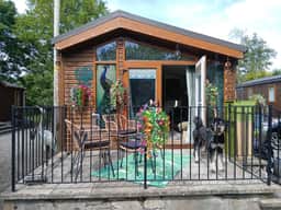 Peacock Lodge Quirky & Tranquil Home Away from Home - Image 2