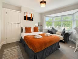 Spacious 3BR Flat Sleeps 7 in Greenford - Image 4