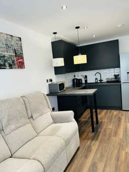 1-Bed Apt Close to Town Centre & Train Station - Image 4