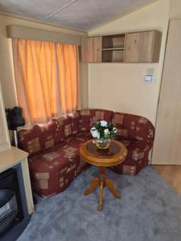 Cosy Caravan: 2BR in Sandown Sleeps 4 with Free Parking - Image 2