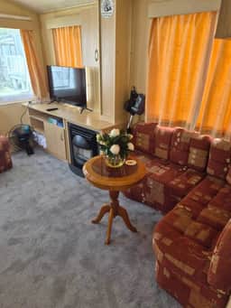 Cosy Caravan: 2BR in Sandown Sleeps 4 with Free Parking - Image 3
