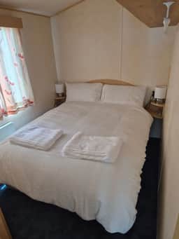 Cosy Caravan: 2BR in Sandown Sleeps 4 with Free Parking - Image 5