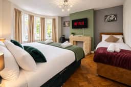 Spacious 4BR | Sleeps 10 | Free Parking - Image 2