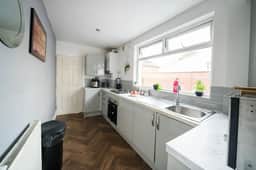 Spacious 4BR | Sleeps 10 | Free Parking - Image 5