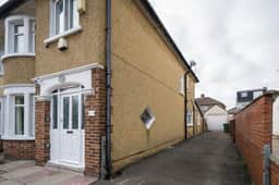 Spacious 4BR | Sleeps 10 | Free Parking - Image 3