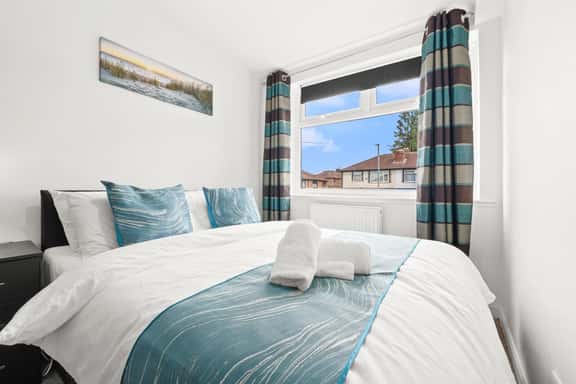 Modern & Spacious 4-Bedroom Residence in Crumpsall - Image 1