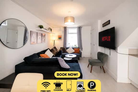 Premium 3 Bed Cardiff City Sleeps 9 with Free Parking - Image 1