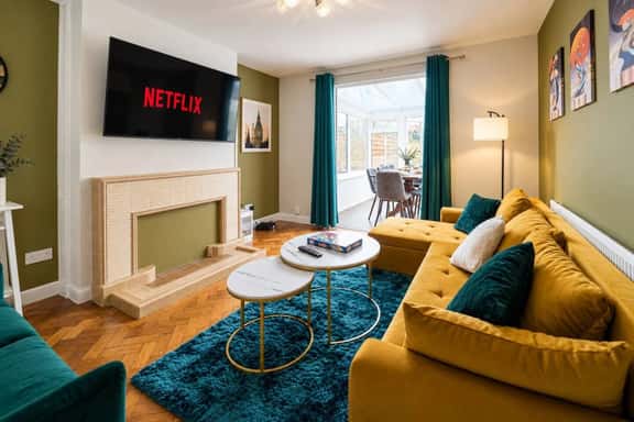 Spacious 4BR | Sleeps 10 | Free Parking - Image 1