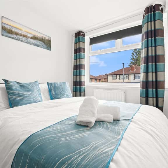 Modern & Spacious 4-Bedroom Residence in Crumpsall - Image 1