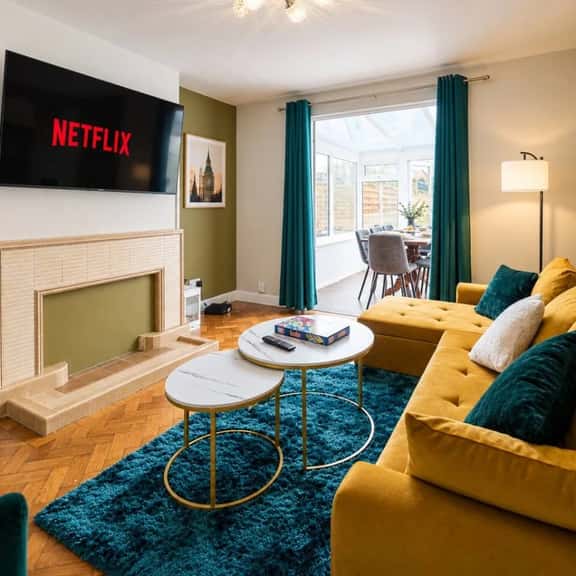 Spacious 4BR | Sleeps 10 | Free Parking - Image 1