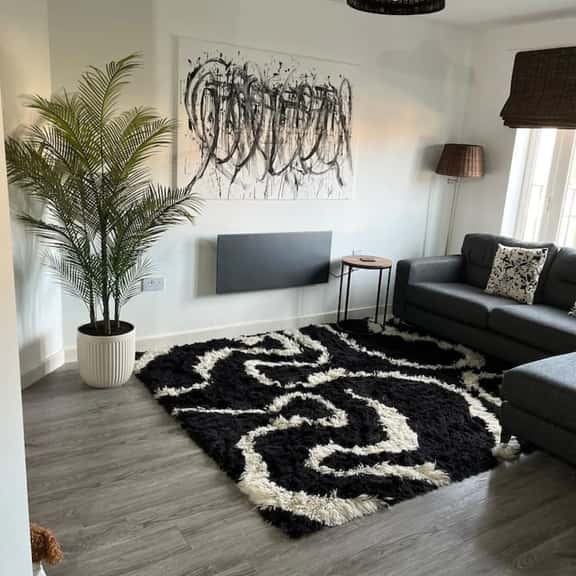 1BR Flat near M6Jct23/A580 with multi car parking - Image 1