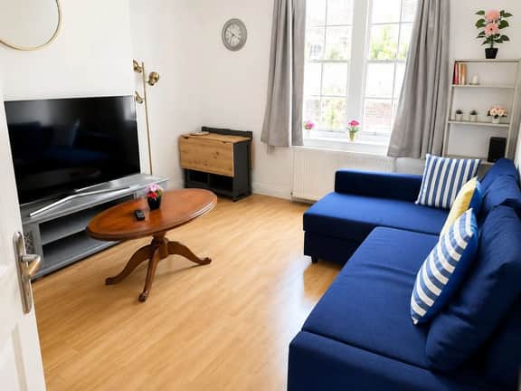 2BED Home with FREE Parking near Sydenham Station - Image 2