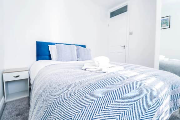 3BR Family Retreat with Free Parking Bexleyheath - Image 2