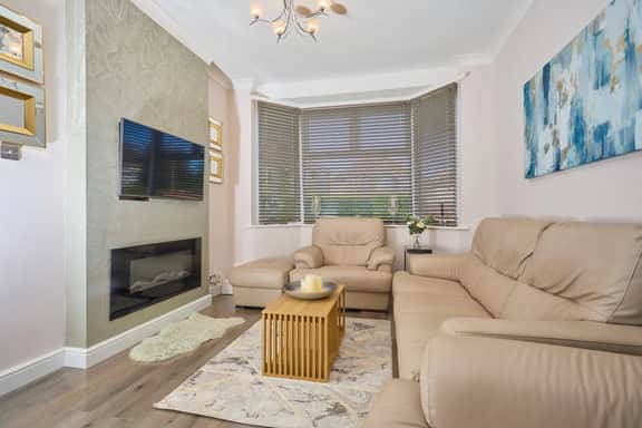 Birch Barn Retreat Spacious 4BR House with FREE Parking Sleeps 6 - Image 2