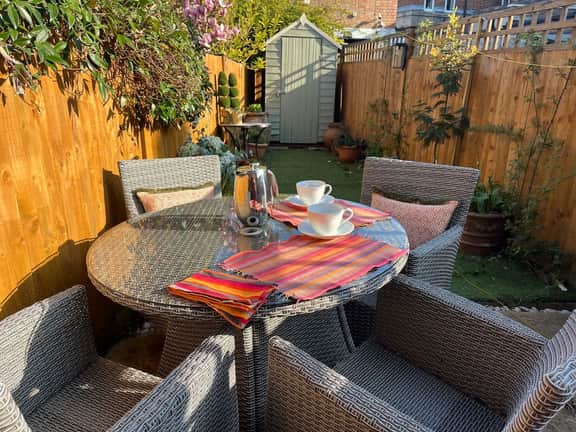 Bright and Cosy South London 2BR House with Garden & Terrace - Image 2