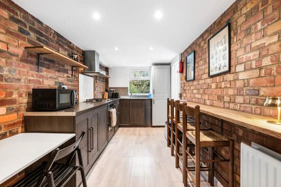 Central Horsham 5BR Home | Parking | Pets Allowed - Image 3