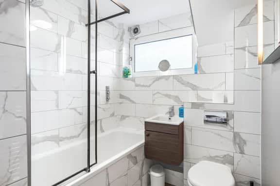Central Horsham 5BR Home | Parking | Pets Allowed - Image 4
