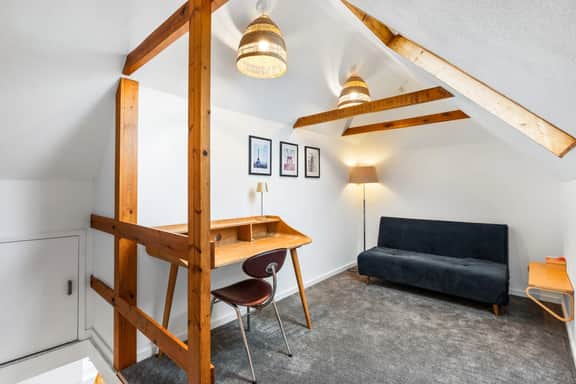 Central Horsham 5BR Home | Parking | Pets Allowed - Image 5