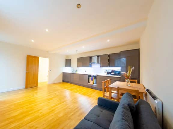 Charlotte House: Central 2BR 2BATH Retreat – Sleeps 6 - Image 2