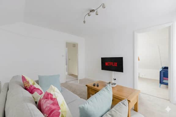 Charming 2-Bedroom Escape in Worthing - Image 3