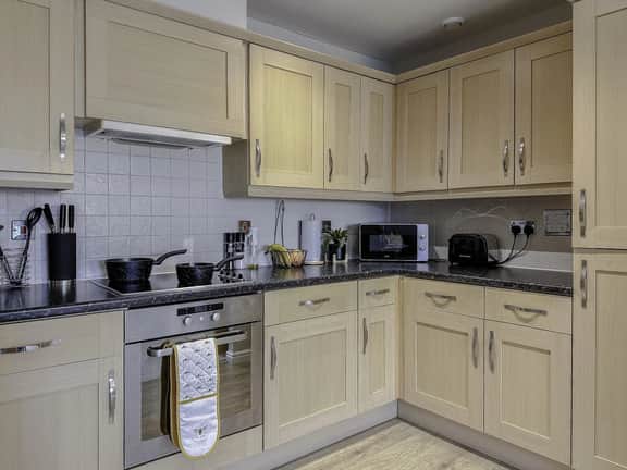 Contractor Stay Hatfield | Free Parking | Sleeps 4 - Image 5