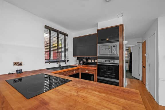 Cozy 1-Bed Flat in Croydon Sleeps 4 - Free Parking - Image 3