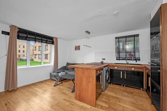 Cozy 1-Bed Flat in Croydon Sleeps 4 - Free Parking - Image 4