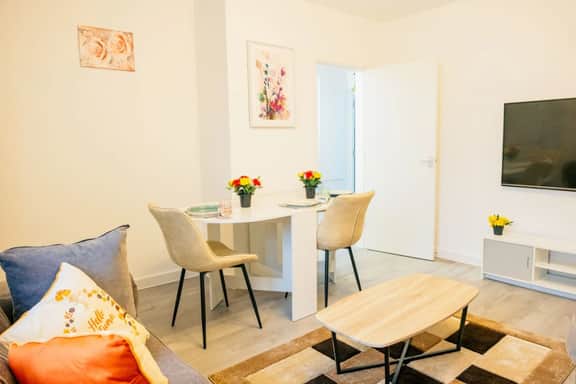 Cozy 2BR Flat Near Cardiff City Centre | Stadium| Shops | Uni - Image 2