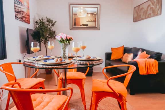 Elizabeth Line Retreat – Modern 2BR Flat in Hayes - Image 2