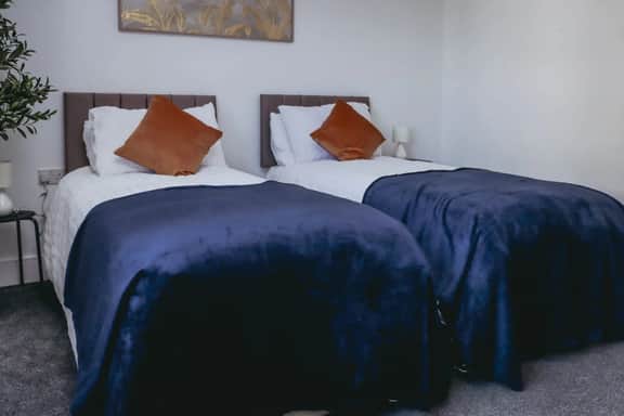 Elizabeth Line Retreat – Modern 2BR Flat in Hayes - Image 4