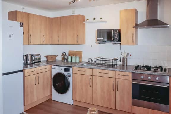 Elizabeth Line Retreat – Modern 2BR Flat in Hayes - Image 5