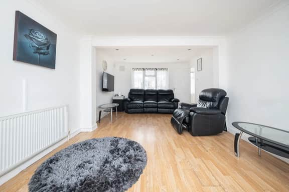 Family-Friendly 3-Bed Haven in Northolt w/Parking - Image 3