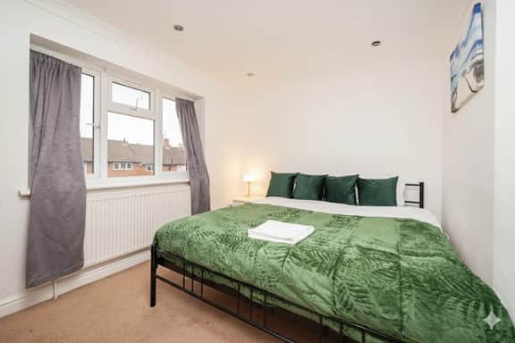 Family-Friendly 3-Bed Haven in Northolt w/Parking - Image 2