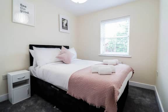 Family-Friendly 3BR Home by the Thames with FREE Parking - Image 4