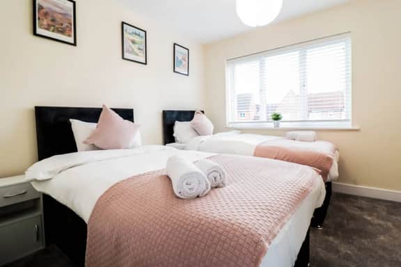 Family-Friendly 3BR Home by the Thames with FREE Parking - Image 3