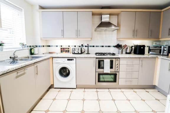 Family-Friendly 3BR Home by the Thames with FREE Parking - Image 2